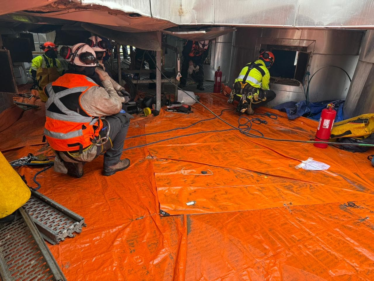 Técnico realizando mantención